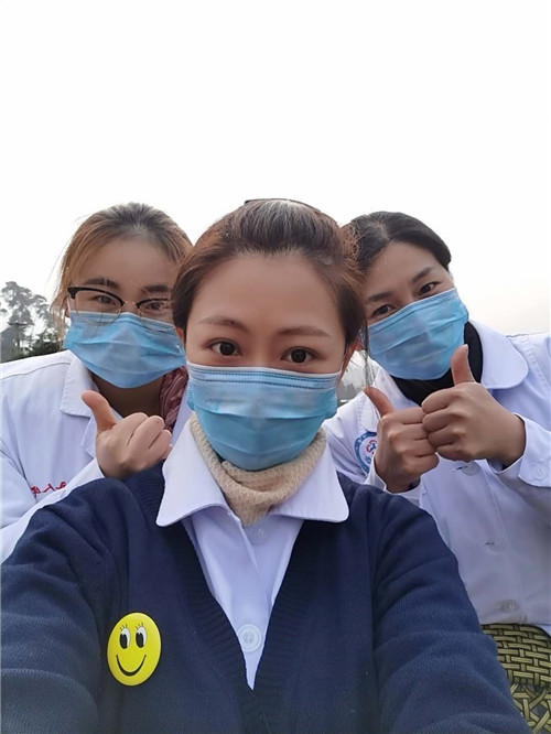 孙雪莲和同事们互相鼓劲.jpg