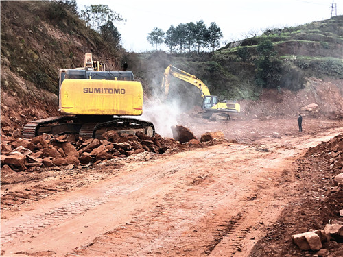 S104线丹名路施工现场，工人们正在进行路基填筑施工。.jpg