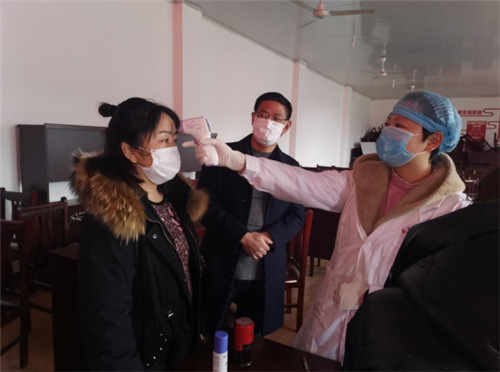 为返乡返岗测体温.jpg
