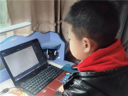 学生进行直播学习.jpg