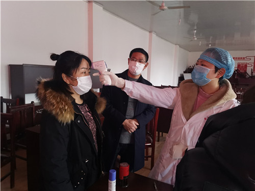 为外出务工人员进行体温、呼吸道症状等检查.jpg