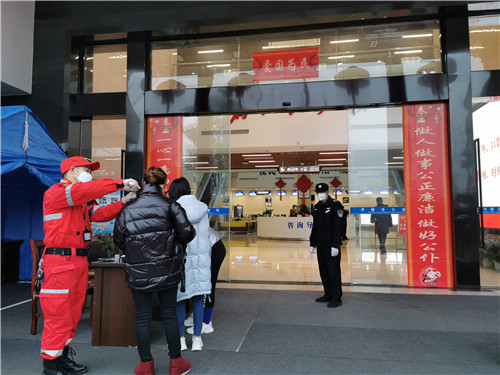 市民进出丹棱县行政服务中心须进行体温检测.jpg