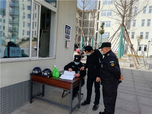 徐定雄副主任检查校门防控疫情值守记录.jpg