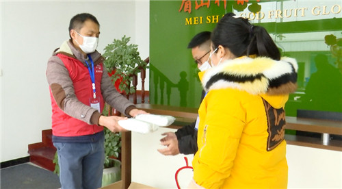 临时党支部为企业送去口罩等防护物资.jpg