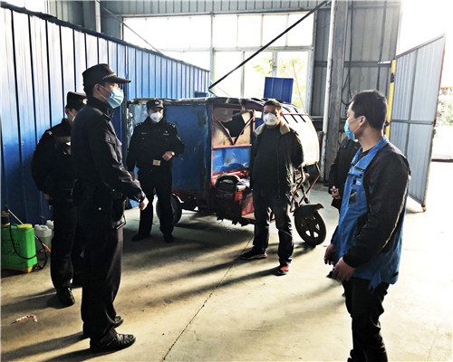 工业园区警务室民警到企业解决困难.jpg