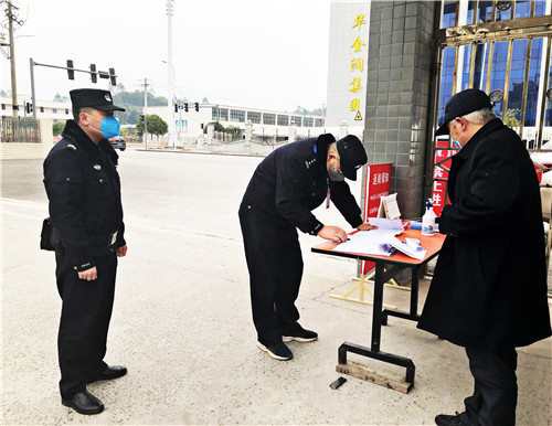 民警上门指导企业做好内部安全监测.jpg