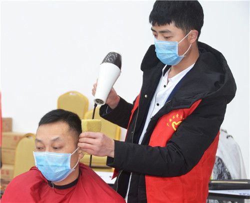 广安：理发师助医务人员抗击疫情