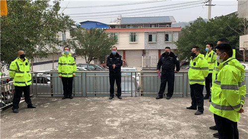 藏蓝与洁白的坚守