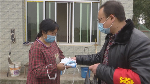 防疫扶贫两手抓 彭山区“第一书记”义务销果忙