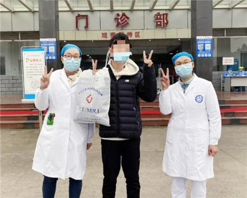 曾小梅护士长(右)与出院病人合影.jpg