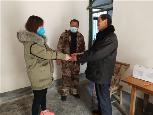“把贫困户当亲人，是扶贫工作的初心。”