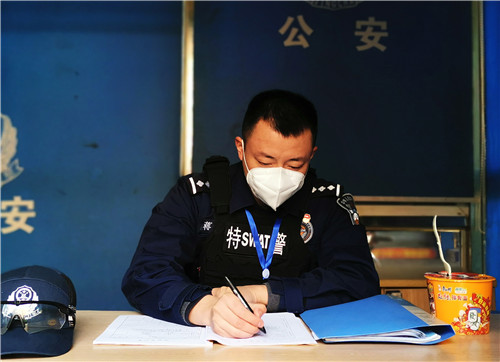 用实际行动践行入警初心使命