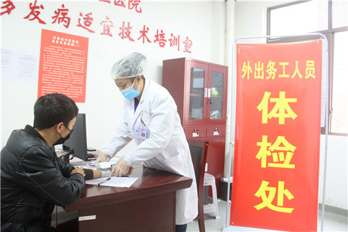 医务人员为谢李波测量血压。.jpg