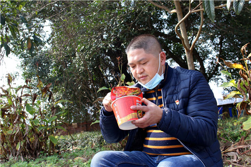 李亚军因工作忙碌，常常来不及吃饭，只能泡一碗方便面勉强吃上几口.jpg