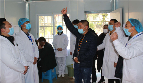 李亚军在集中医学留观点为一线医务人员加油鼓劲.jpg