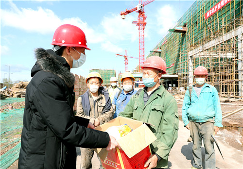 2月28日，在四川广安市广安区官盛新区南浔产业园在地图中查看建设工地，广安区总工会干部正在向农民工发放口罩、劳保手套等抗疫物资，为企业复工排忧解难。.jpg