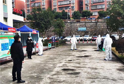 民警将不服从隔离管理人员送至隔离点隔离.jpg