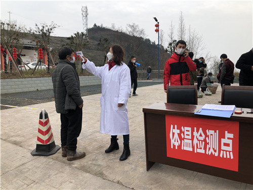 所有人员进“点”一律测体温.jpg