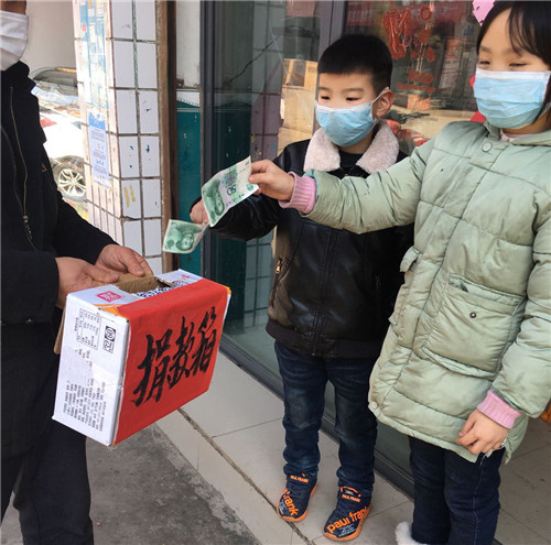 张江遥（右）、张超洪（左）姐弟二人捐款照片.jpg