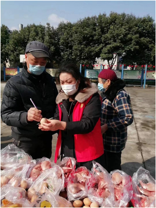 安家坝村 “快递姐”帮助农户渡难关