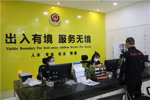 出入境职工为群众提供服务.jpg