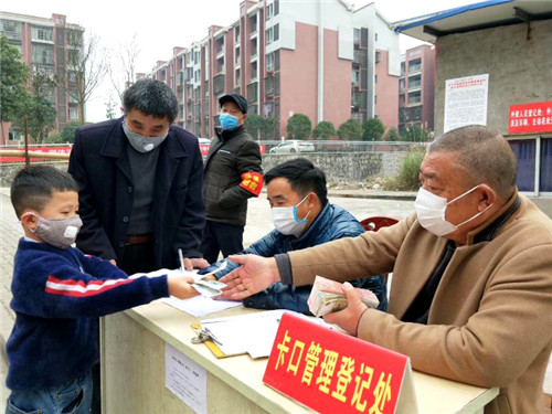孩童捐出自己的压岁钱.jpg