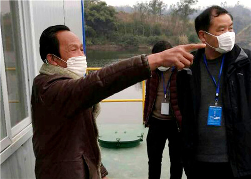 尹国华（右一）在生态补水现场.jpg