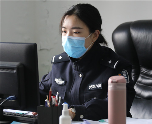 唐凤敏正在整理入户走访资料.jpg