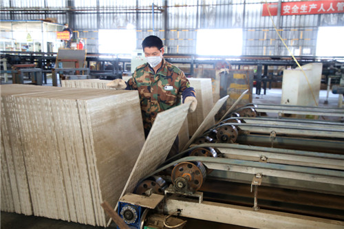 四川新高峰瓷业有限公司里工人正在忙碌.jpg