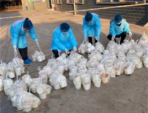 ▲尹丹和同事们为返乡学生送餐.jpg