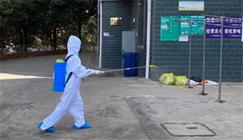 ▲尹丹对校园进行消毒.jpg