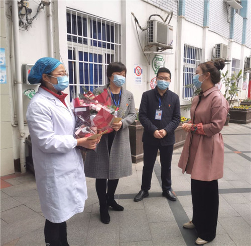 好暖心！东坡区2200名女性医护人员收到特别的节日礼物