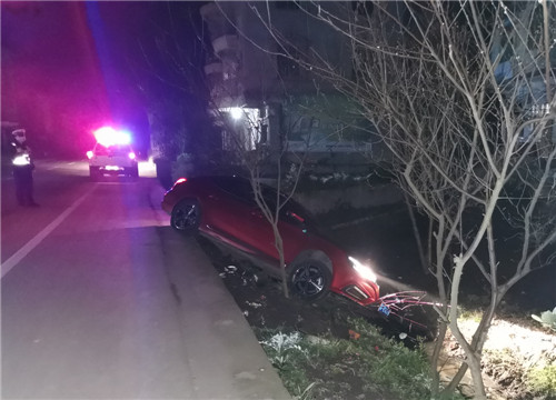 邻水：男子酒驾出车祸  民警喊醒方知晓