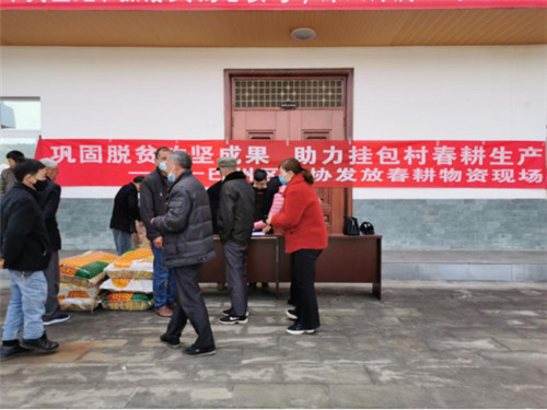 巴州区科协：为挂包村免费发放春耕物资
