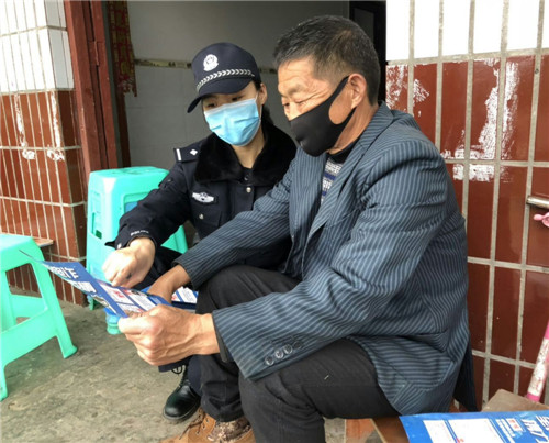 黄智慧走村入户宣传防护知识.jpg