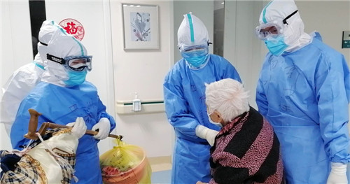 想回家医务人员劝说她回病房.jpg