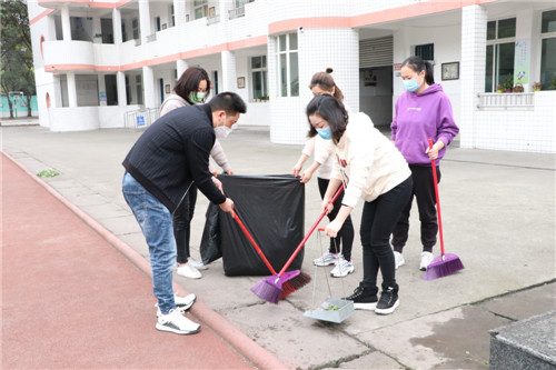 彭山一小：开展卫生大扫除 打好防疫阻击战