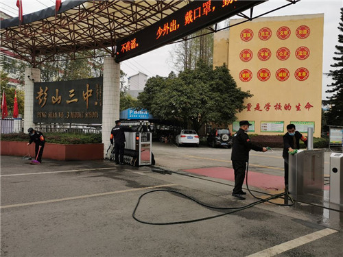 三中卫生大扫除 (1).jpg