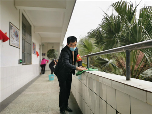 三中卫生大扫除 (4).jpg
