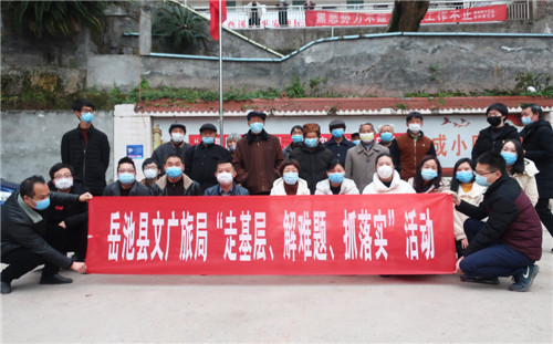 走基层合影.jpg