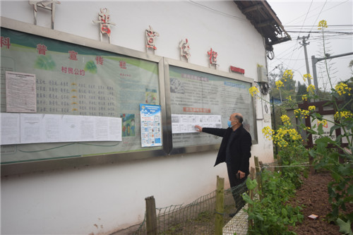 胡家庙村支部书记张跃国介绍科普宣传栏.jpg