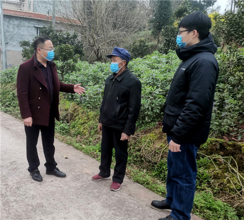 李四海（左一）向村民了解需求.jpg
