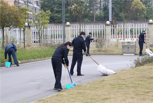广安前锋公安开展“周末卫生大扫除”活动