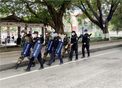 华蓥特警联合武警开展辖区武装巡逻