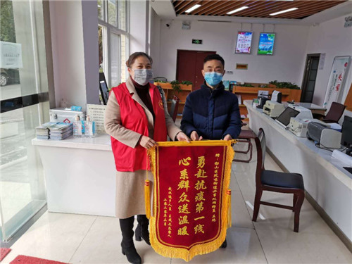 左艳：强忍悲伤冲一线