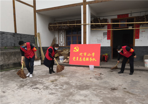 为贫困户扫卫生.jpg