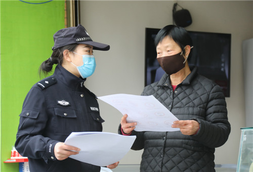 民警向群众讲解防控知识.jpg