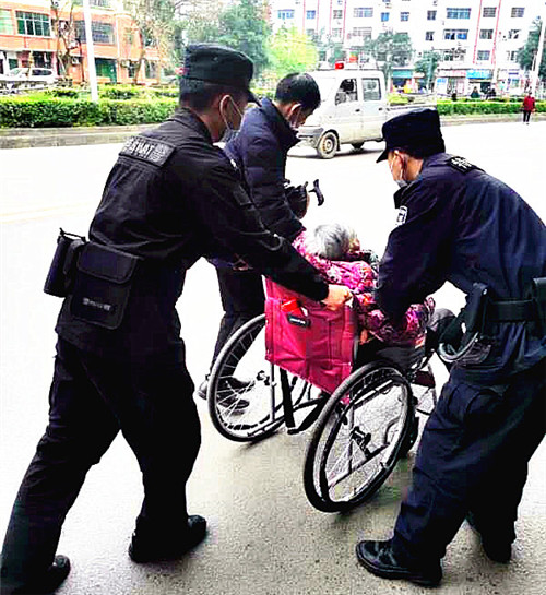 华蓥特警大队成功救助一名老人