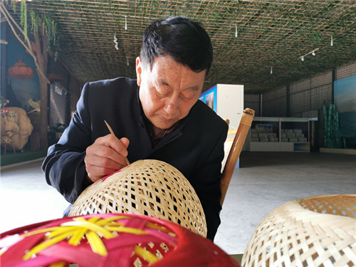 陈云华制作新品竹编球.jpg