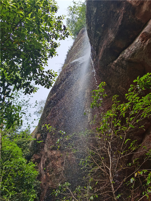 踏青好去处  青神县中岩风景区玉泉岩飞瀑激荡 